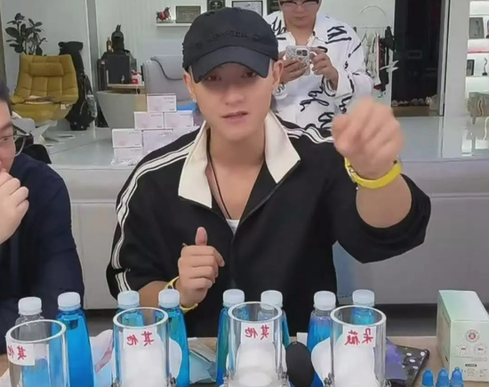 优配速至 黄子韬卫生巾被黄牛炒到190元！原价49.8元，一晚卖出4000万元