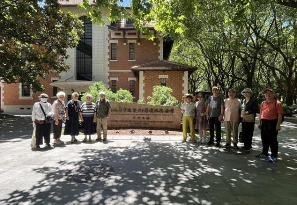 环球策路 国华·合悦家组织银发党员参观百代小楼 重温国歌诞生历史